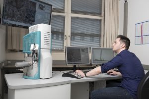 Arbiet am Rasterelektronenmikroskop, Ausbildung Metallographie