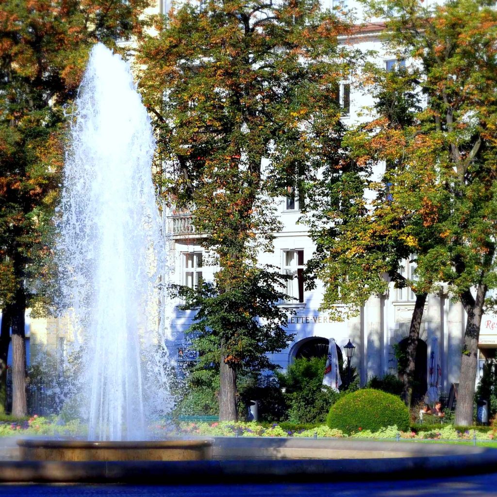 Viktoria-Luise-Platz vor dem Eingang zum LETTE VEREIN BERLIN