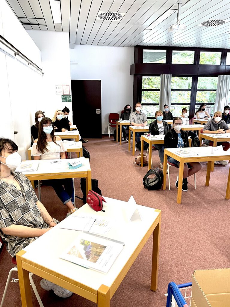 Schülerinnen und Schüler im Ausbildungsgang Chemie-Biologie