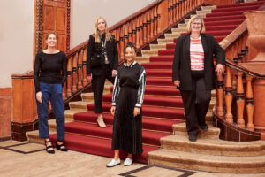 v.l: Ute Rathmann und Jacqueline Ostermann, Zeichenlehrerinnen, Franziska Gersdorf und Bezirksbürgermeisterin Angelika Schöttler Foto: Simon Eichmann