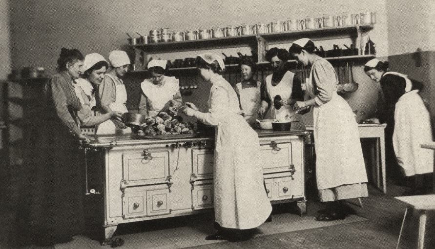 Kochkurs im Lette Verein, 1912, am Herd links Elise Hannemann