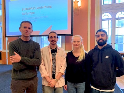 v.l.: Michael Schleicher, Erasmus-Koordinator, Vincent Klindt, Terry Wallstab, Beyar Haj Younes, Schüler:in Metallographie