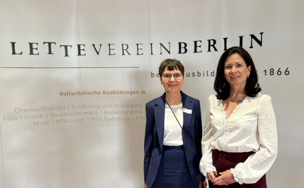 Direktorin Stiftung Lette-Verein, Petra Madyda und Senatorin für Bildung, Katharina Günther-Wünsch