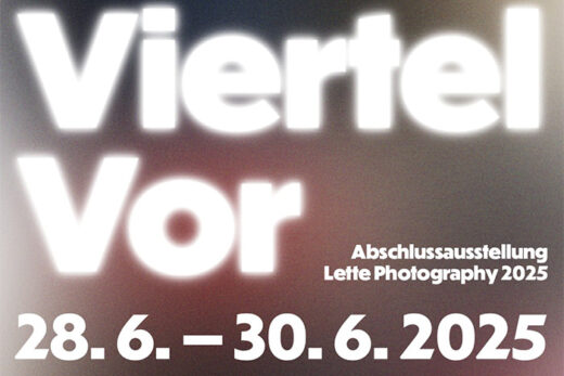 Fotozweifünf – der Abschlussklasse Fotodesign des Lette Vereins Berlin – möchten wir Sie herzlich auf unsere Abschlussausstellung „Viertel Vor“ aufmerksam machen, die vom 28. bis 30. Juni 2025 im Kühlhaus Berlin stattfindet.