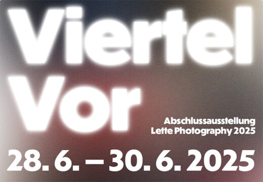 Fotozweifünf – der Abschlussklasse Fotodesign des Lette Vereins Berlin – möchten wir Sie herzlich auf unsere Abschlussausstellung „Viertel Vor“ aufmerksam machen, die vom 28. bis 30. Juni 2025 im Kühlhaus Berlin stattfindet.