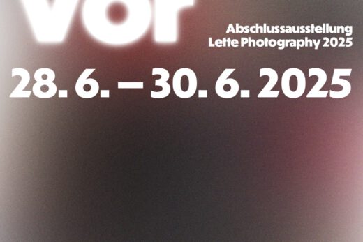 Fotozweifünf – der Abschlussklasse Fotodesign des Lette Vereins Berlin – möchten wir Sie herzlich auf unsere Abschlussausstellung „Viertel Vor“ aufmerksam machen, die vom 28. bis 30. Juni 2025 im Kühlhaus Berlin stattfindet.