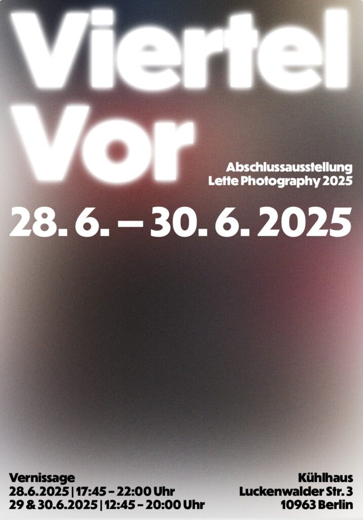 Fotozweifünf – der Abschlussklasse Fotodesign des Lette Vereins Berlin – möchten wir Sie herzlich auf unsere Abschlussausstellung „Viertel Vor“ aufmerksam machen, die vom 28. bis 30. Juni 2025 im Kühlhaus Berlin stattfindet.